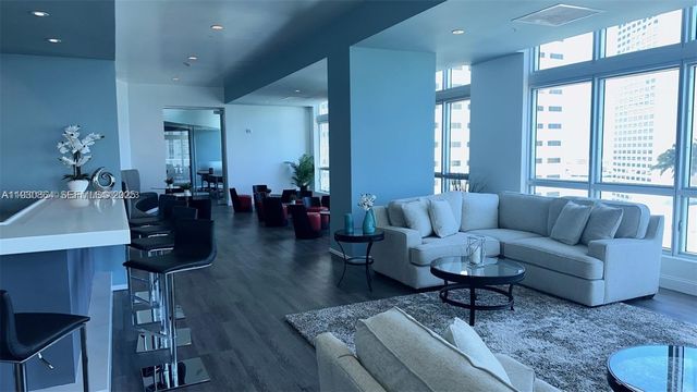 300 S Biscayne Blvd T-3201, Miami, FL 33131