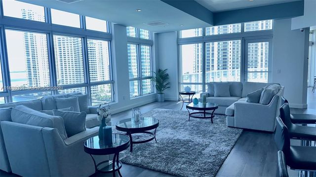 300 S Biscayne Blvd T-3201, Miami, FL 33131