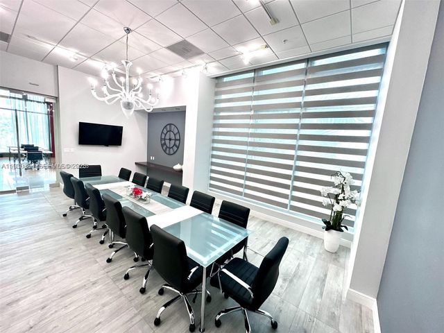 300 S Biscayne Blvd T-3201, Miami, FL 33131