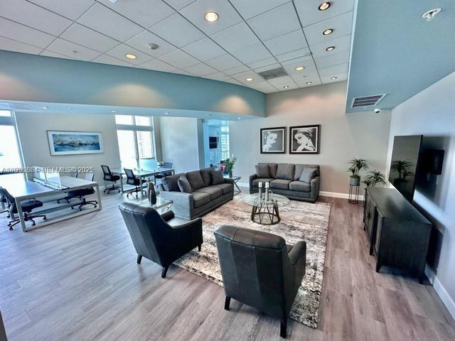 300 S Biscayne Blvd T-3201, Miami, FL 33131