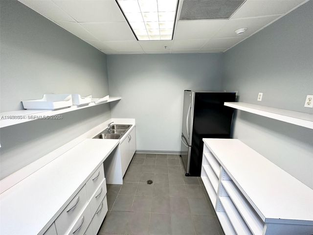 300 S Biscayne Blvd T-3201, Miami, FL 33131