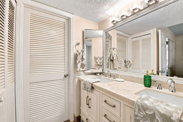 126 WEYBRIDGE Circle B, Royal Palm Beach, FL 33411