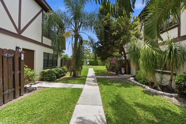 126 WEYBRIDGE Circle B, Royal Palm Beach, FL 33411