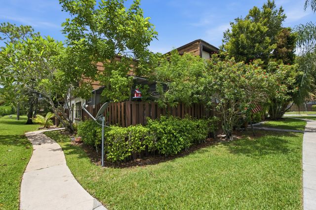 126 WEYBRIDGE Circle B, Royal Palm Beach, FL 33411