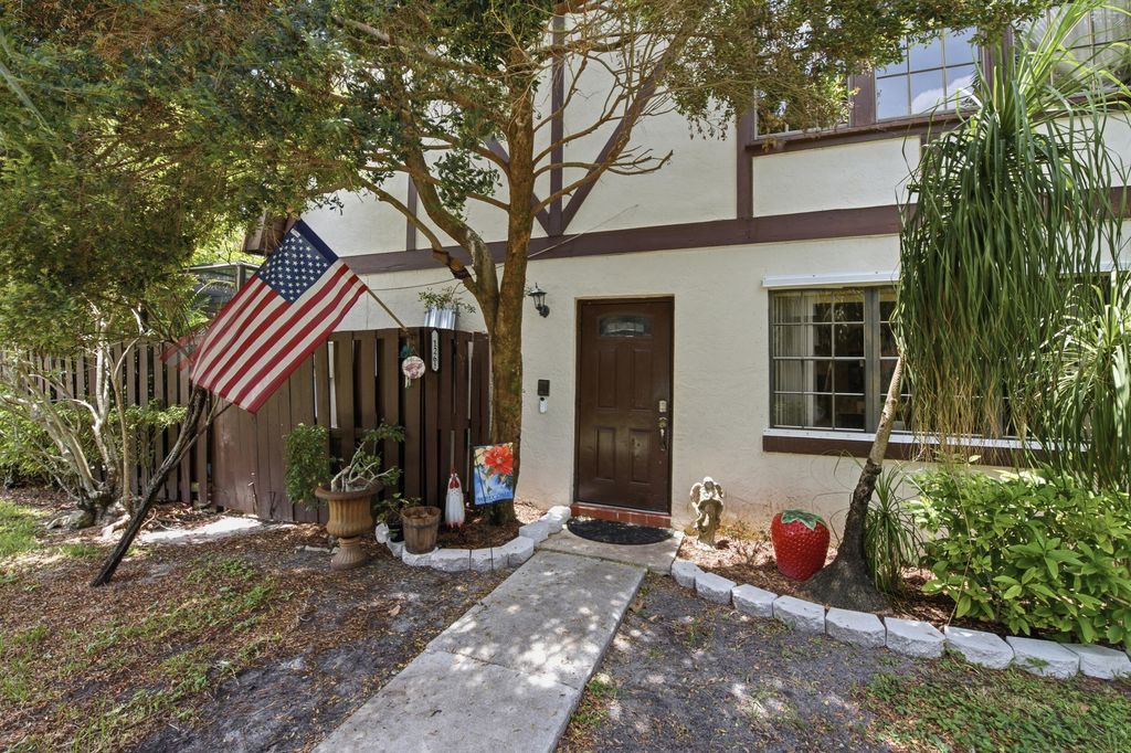 126 WEYBRIDGE Circle B, Royal Palm Beach, FL 33411