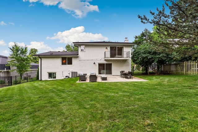 8448 Clynderven Road, Burr Ridge, IL 60527