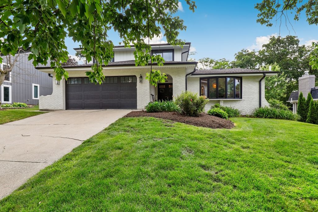 8448 Clynderven Road, Burr Ridge, IL 60527