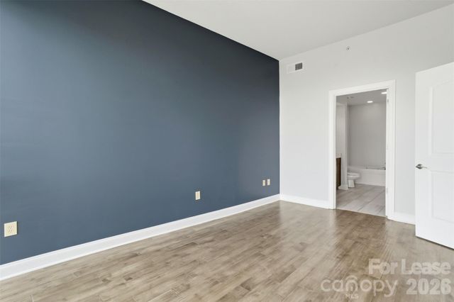 701 Royal Court 911, Charlotte, NC 28202