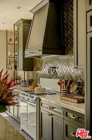 819 N La Jolla Avenue, Los Angeles, CA 90046