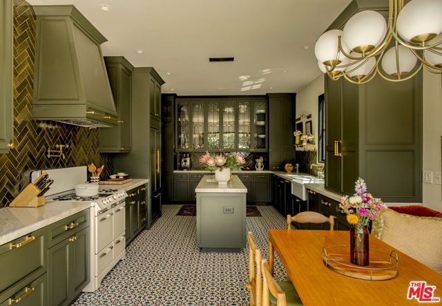 819 N La Jolla Avenue, Los Angeles, CA 90046