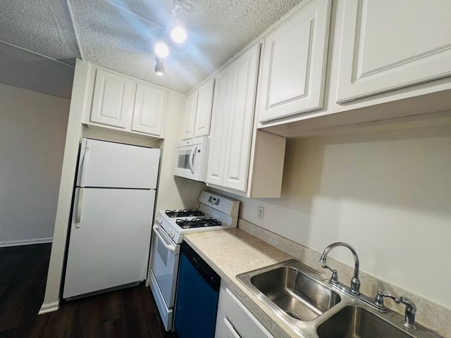 1750 N Marywood Avenue 402, Aurora, IL 60505