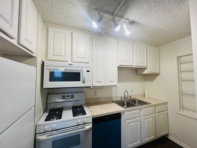 1750 N Marywood Avenue 402, Aurora, IL 60505