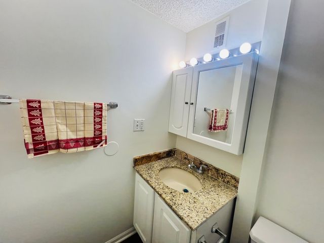 1750 N Marywood Avenue 402, Aurora, IL 60505