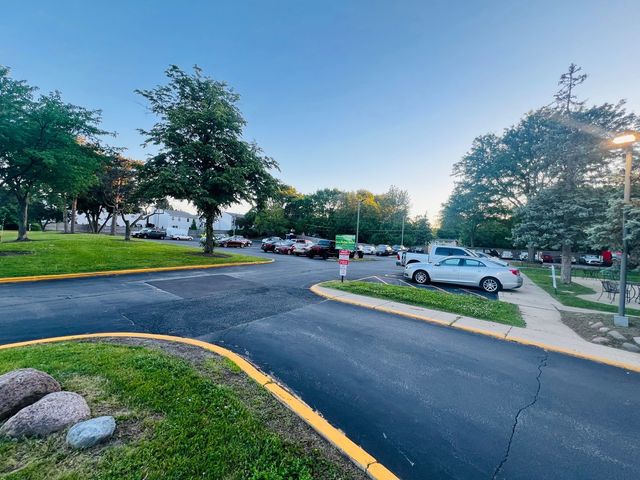 1750 N Marywood Avenue 402, Aurora, IL 60505