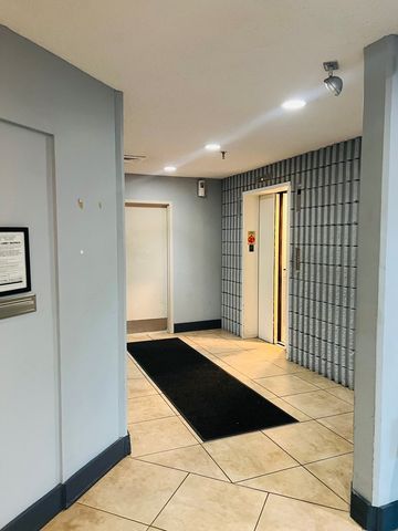 1750 N Marywood Avenue 402, Aurora, IL 60505