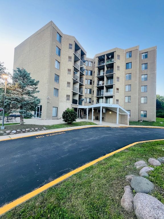 1750 N Marywood Avenue 402, Aurora, IL 60505