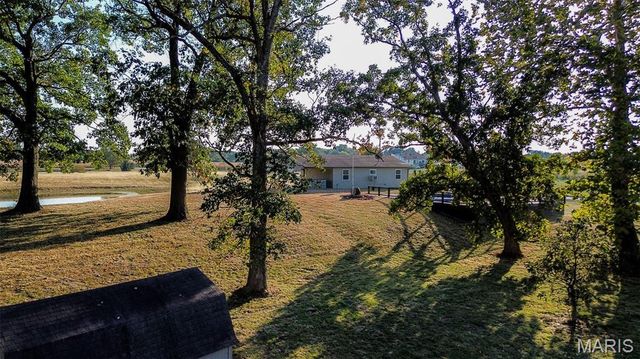 4988 White Deer Lane, Brighton, IL 62012