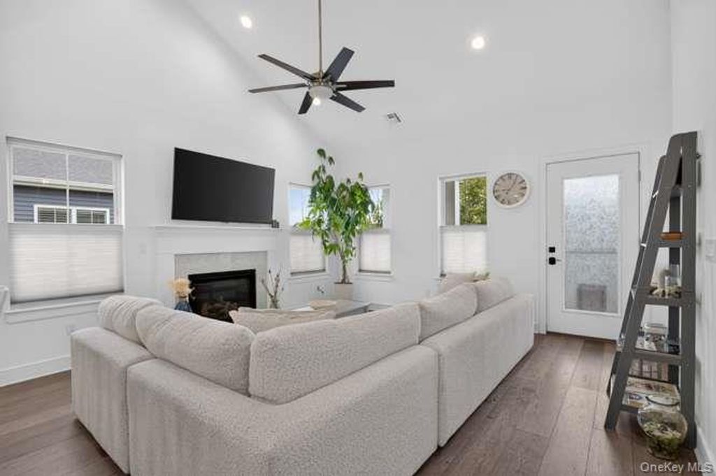 4 Village Drive 4, East Islip, NY 11730 — photo 5