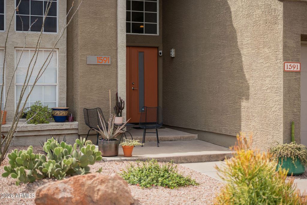 Image 3 of property listing at 1591 W JASPER Drive, Chandler, AZ 85224