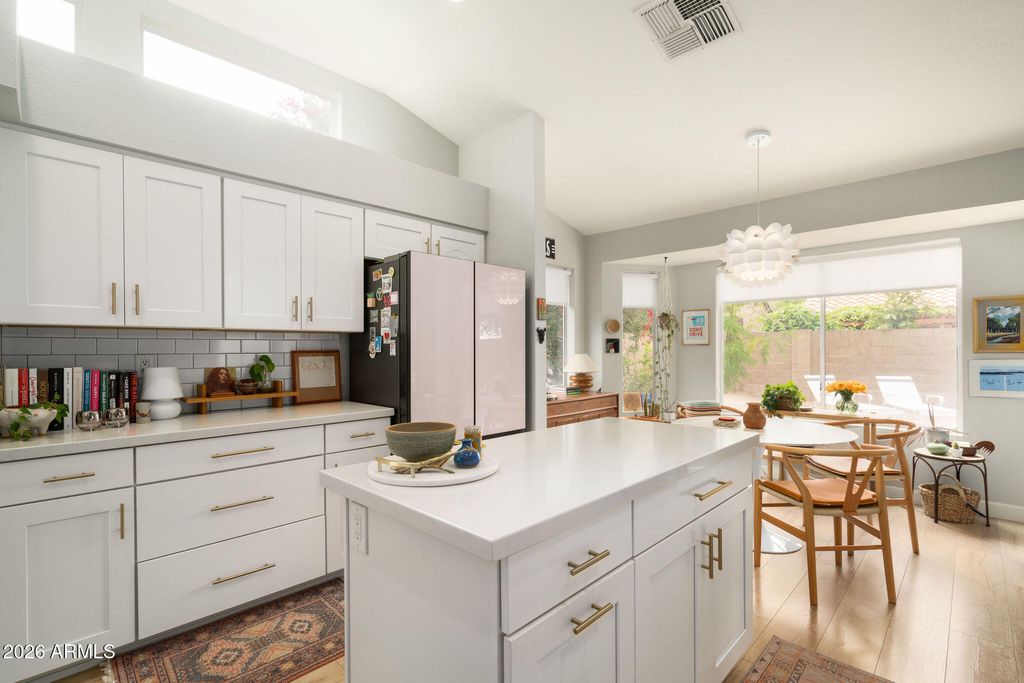 Image 8 of property listing at 1591 W JASPER Drive, Chandler, AZ 85224