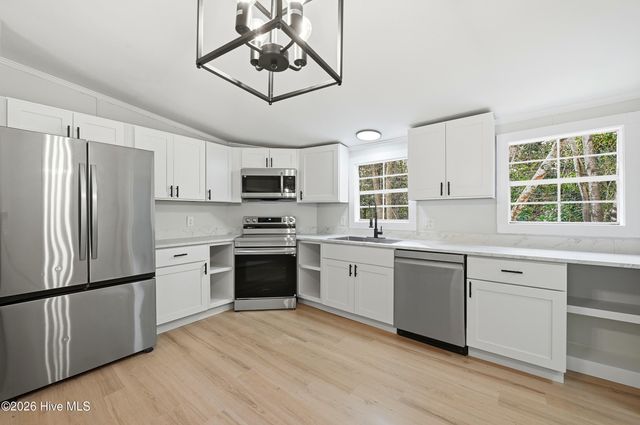 808 Wildwood Circle, Hampstead, NC 28443