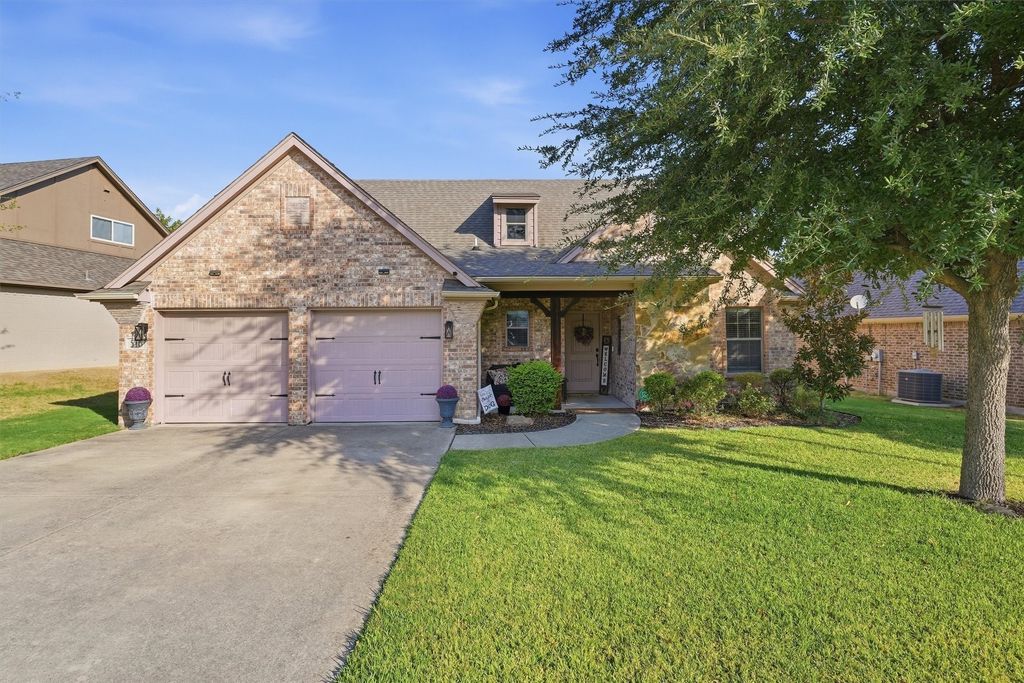 516 Magnolia Parkway, Benbrook, TX 76126 — exterior
