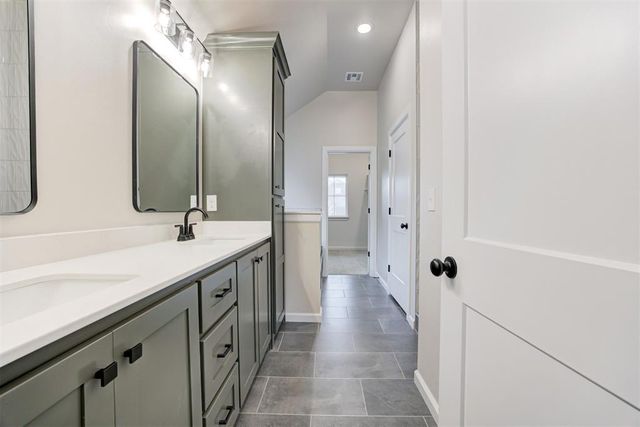 4609 Hambletonian Lane, Mustang, OK 73064