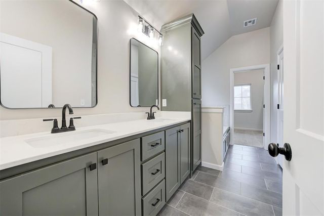 4609 Hambletonian Lane, Mustang, OK 73064