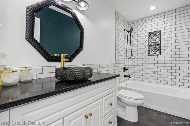 7432 Azalea Court, West Bloomfield, MI 48322