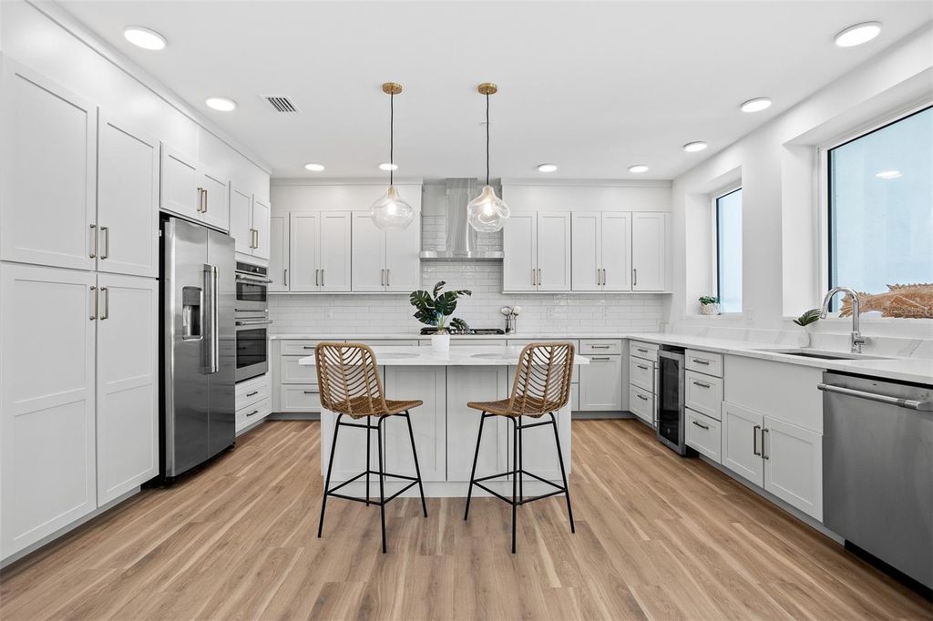 Image 11 of property listing at 870 N OSCEOLA AVENUE, Clearwater, FL 33755