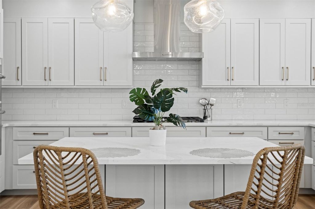 Image 12 of property listing at 870 N OSCEOLA AVENUE, Clearwater, FL 33755