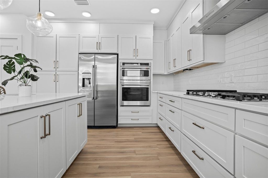 Image 14 of property listing at 870 N OSCEOLA AVENUE, Clearwater, FL 33755