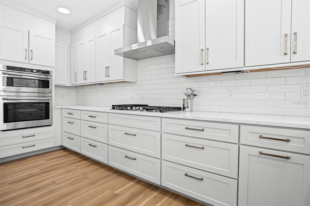 Image 15 of property listing at 870 N OSCEOLA AVENUE, Clearwater, FL 33755