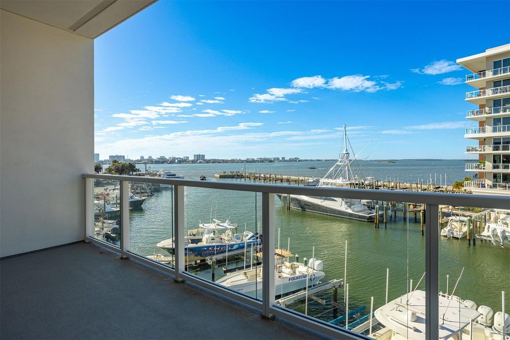 Image 20 of property listing at 870 N OSCEOLA AVENUE, Clearwater, FL 33755