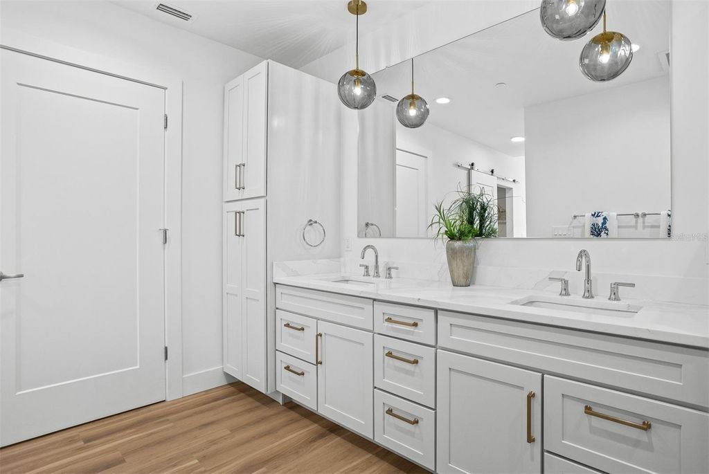 Image 25 of property listing at 870 N OSCEOLA AVENUE, Clearwater, FL 33755