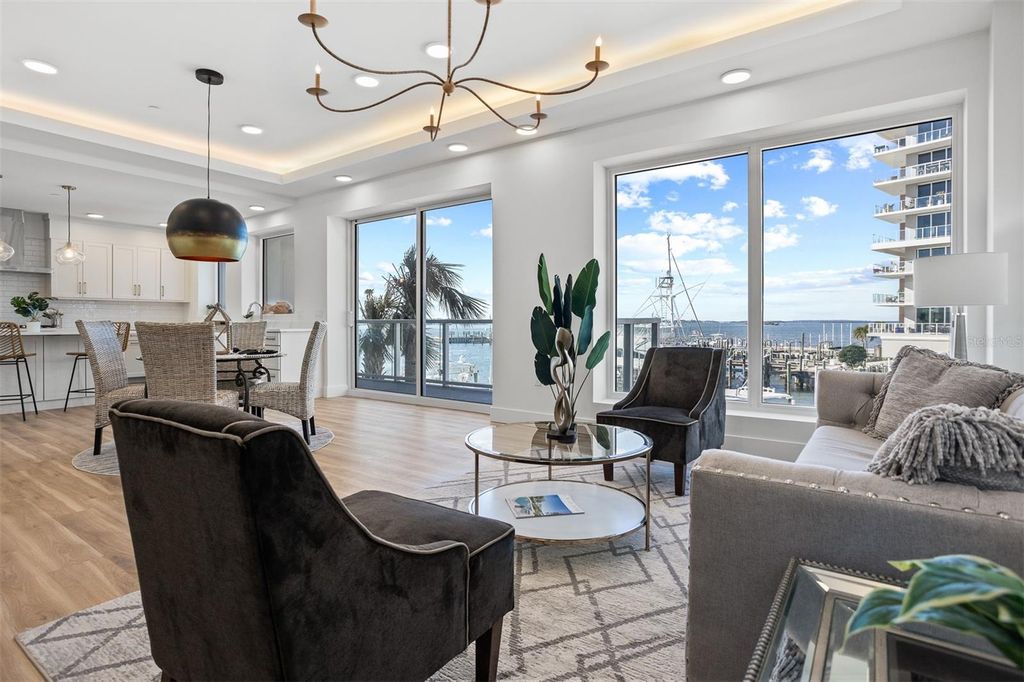 Image 4 of property listing at 870 N OSCEOLA AVENUE, Clearwater, FL 33755