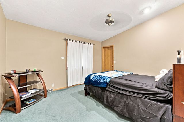 1106 Summit Hills Drive, Bettendorf, IA 52722
