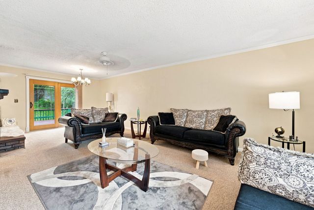 1106 Summit Hills Drive, Bettendorf, IA 52722