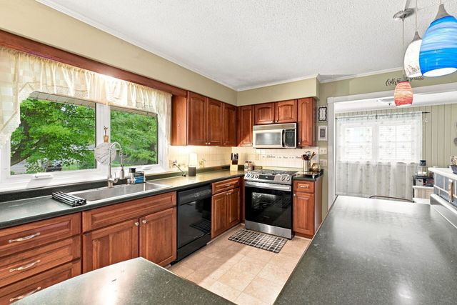 1106 Summit Hills Drive, Bettendorf, IA 52722