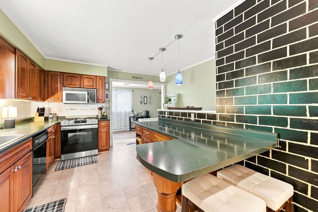 1106 Summit Hills Drive, Bettendorf, IA 52722