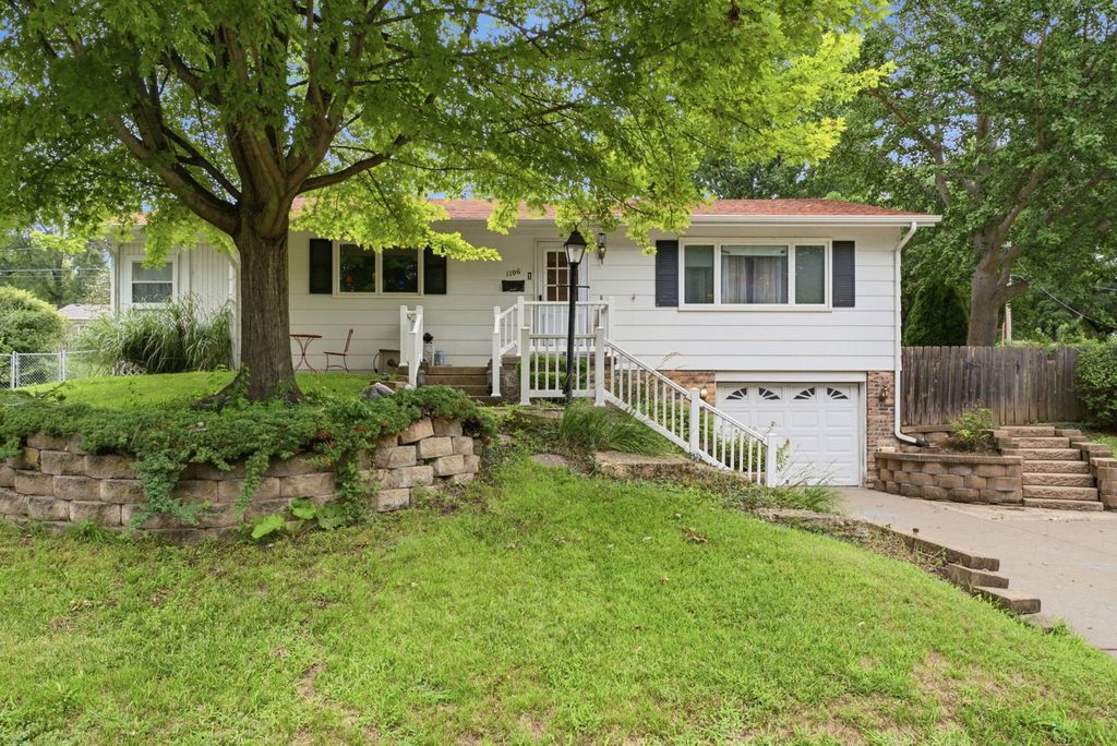 1106 Summit Hills Drive, Bettendorf, IA 52722