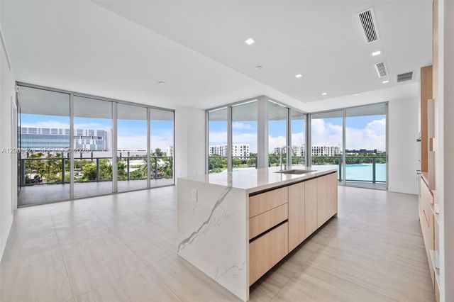 2411 Laguna Circle 306, Miami, FL 33181