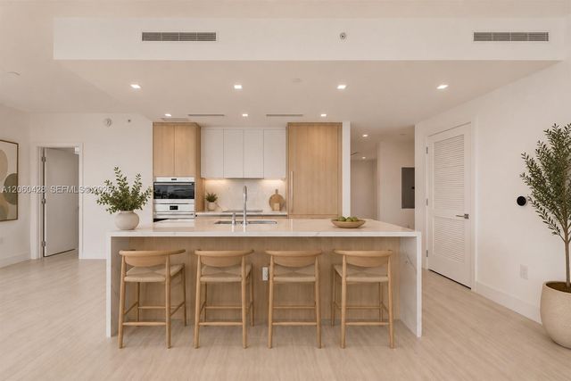2411 Laguna Circle 306, Miami, FL 33181