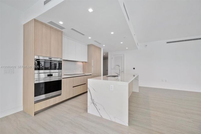 2411 Laguna Circle 306, Miami, FL 33181