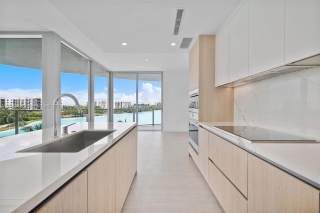2411 Laguna Circle 306, Miami, FL 33181