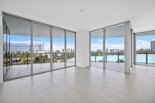 2411 Laguna Circle 306, Miami, FL 33181