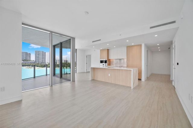2411 Laguna Circle 306, Miami, FL 33181