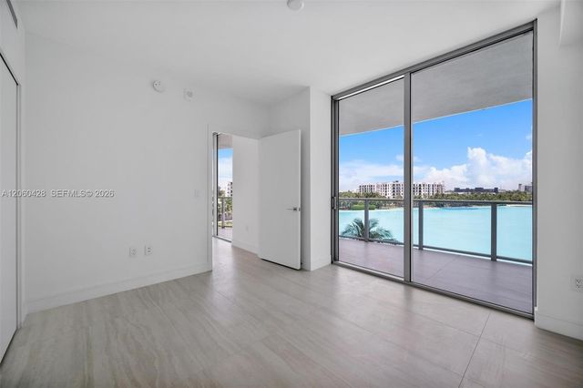 2411 Laguna Circle 306, Miami, FL 33181