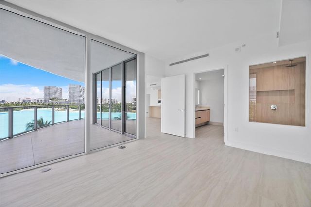 2411 Laguna Circle 306, Miami, FL 33181