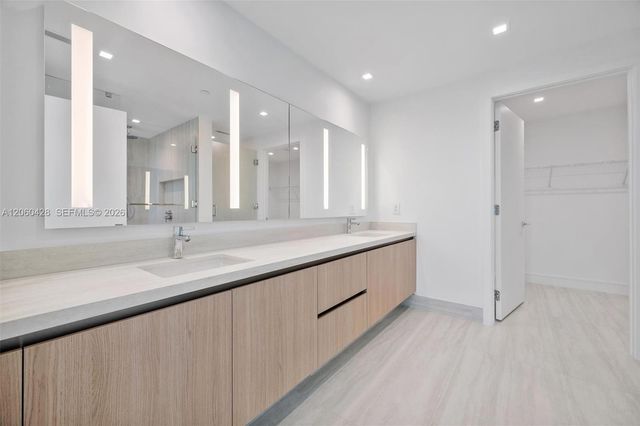 2411 Laguna Circle 306, Miami, FL 33181